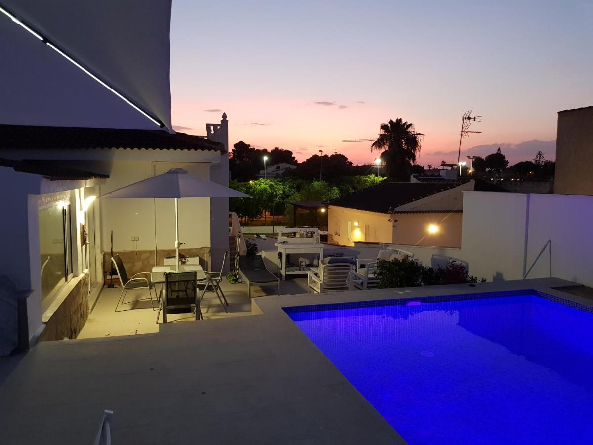 Lovely Bungalow For Four Close To Beach And City In Torrevieja Esterno foto