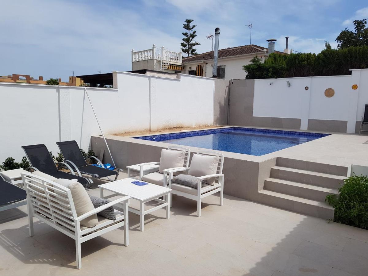 Lovely Bungalow For Four Close To Beach And City In Torrevieja Esterno foto