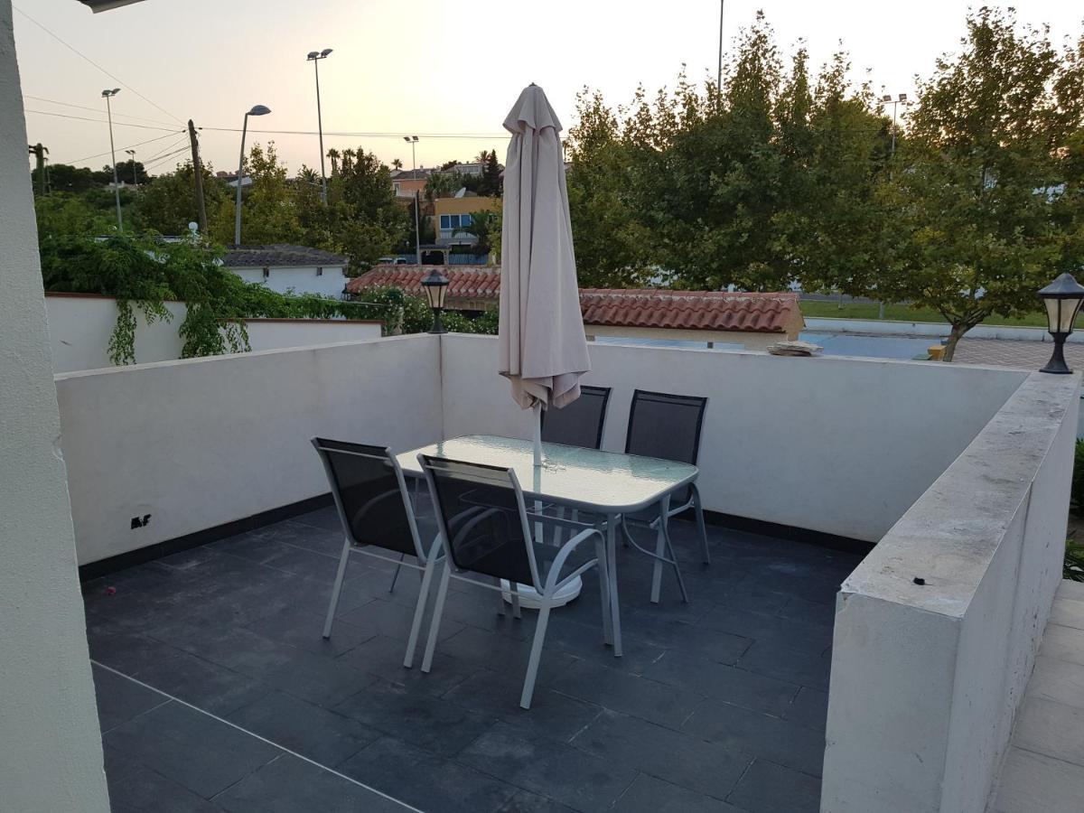 Lovely Bungalow For Four Close To Beach And City In Torrevieja Esterno foto