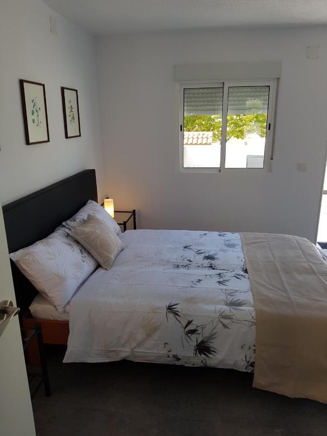 Lovely Bungalow For Four Close To Beach And City In Torrevieja Esterno foto