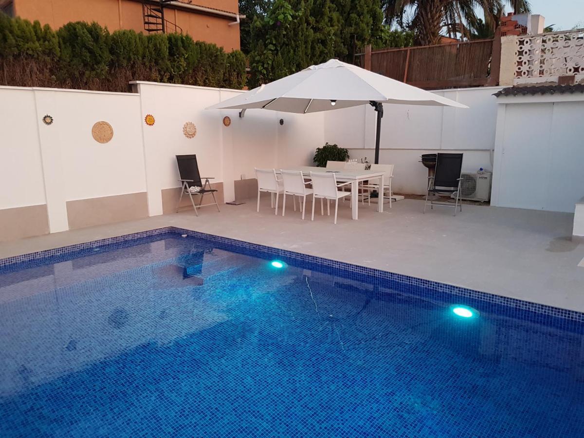 Lovely Bungalow For Four Close To Beach And City In Torrevieja Esterno foto